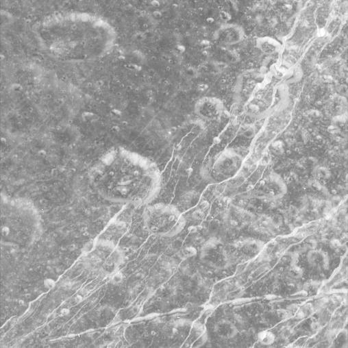 Surcos de Dione vistos por Cassini